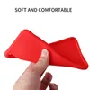 A hand is holding a red silicone phone case, demonstrating its flexibility. Produktbild-Vorschau