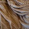 Coperta marrone a righe in rilievo 200x220 cm a scacchiera Anteprima dell’immagine prodotto 4