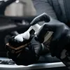 A person wearing black gloves is applying foam from a bottle onto a brush. Anteprima dell’immagine prodotto