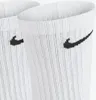 A close-up view of two white Nike socks with the Nike logo. Voir les images du produit