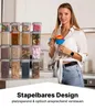 A woman is holding measuring cups in a kitchen with storage containers in the background. Anteprima dell’immagine prodotto