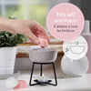 A hand is placing a pink wax melt into a gray ceramic bowl on a black metal stand, with a lit tea light candle underneath. There are other wax melts in the foreground. Text overlays indicate compatibility and dimensions. Anteprima dell’immagine prodotto