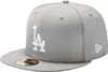 A grey baseball cap with the LA Dodgers logo. Produktbild-Vorschau