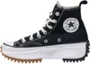 A side view of a black Converse Run Star Hike sneaker with a white platform sole and a brown sole. Náhled obrázku produktu