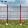 Two red fence posts are shown in the foreground, with a wire fence and a blue sky in the background. Produktbild-Vorschau