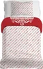 A bed set with a duvet cover and pillowcase, featuring a repeating pattern of text and a decorative border. Voir les images du produit