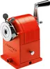 A red manual pencil sharpener with a silver crank and a black handle is shown against a white background. Anteprima dell’immagine prodotto