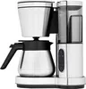 A studio shot of a coffee maker. Voir les images du produit