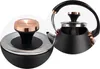 A collage showing a close-up of a kettle lid and a side view of the kettle. Voir les images du produit