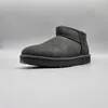 A single black Ugg boot is shown against a plain gray background. Voir les images du produit