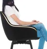 A woman sitting in a black chair. Voir les images du produit