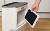 A hand is shown removing a filter from an air purifier. Produktbild-Vorschau