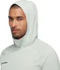Mann trägt einen hellgrauen Langarm-Hoody mit Kapuze von Mammut; Blick in die Kamera. Produktbild-Vorschau