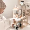 Een houten brandweerstation met accessoires, inclusief Productafbeelding-voorbeeld 8