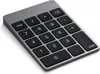 A close-up, angled view of a Satechi aluminum numeric keypad. Voir les images du produit