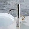 A chrome faucet is shown above a white sink filled with water. Anteprima dell’immagine prodotto