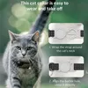 A cat wearing a collar with an Apple AirTag holder, with instructional diagrams on how to attach it. Produktbild-Vorschau