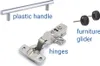A collection of furniture hardware components, including a handle, hinges, and gliders, with labels. Náhled obrázku produktu