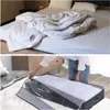 The image shows a bed with rumpled white bedding in the top panel and a person placing a folded duvet into a storage bag in the bottom panel. Produktbild-Vorschau