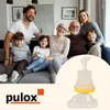 A family is posing for a photo while a product is shown in the foreground. Produktbild-Vorschau