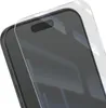 A close-up shot of a smartphone screen protector being applied to a smartphone. Anteprima dell’immagine prodotto