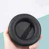A hand holding a black ear pad for headphones. Náhled obrázku produktu