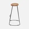 A single bar stool with a wooden seat and black metal legs against a white background. Anteprima dell’immagine prodotto