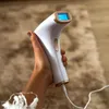 A hand holds a white and gold hair removal device. Produktbild-Vorschau