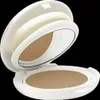 An open compact makeup case with a mirror and a sponge applicator, showing the foundation inside. Produktbild-Vorschau