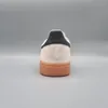 The back view of a single Adidas Handball Spezial sneaker. Voir les images du produit