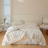 Weiße Kunstfell-Blubber-Decke über einem Bett mit passenden Kissen in einem hellen Schlafzimmer Náhľad obrázku produktu