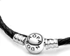 A close-up shot of a Pandora bracelet clasp and leather band. Voir les images du produit