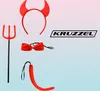 A devil costume set including a headband with horns, a bow tie, a tail, and a trident, displayed against a gradient background with a brand logo. Anteprima dell’immagine prodotto