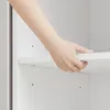 SoBuy Waschmaschinen-Schrank BZR231-W: Hand greift nach einem verstellbaren Regal im Inneren Anteprima dell’immagine prodotto