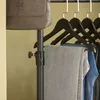 Detailansicht der verstellbaren Metallstange und Jeans am SoBuy Garderobenständer Voir les images du produit