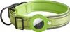 A close-up studio shot of a green dog collar with reflective stripes and an attached AirTag holder. Náhled obrázku produktu