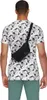 Schwarze Umhängetasche "Xeron Classic Waistpack" von Mammut; getragen von einer Person mit bedrucktem T-Shirt. Anteprima dell’immagine prodotto