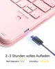 Close-up of a pink keyboard with a USB-C cable plugged in for charging, with text indicating charging time and battery life. Produktbild-Vorschau