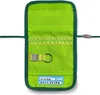 An open green pouch with a yellow strap and keyring, and a label with text. Anteprima dell’immagine prodotto