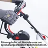 A close-up view of a person's hands wearing gloves, holding the handle of a lawnmower. Produktbild-Vorschau