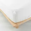 A white fitted sheet on a wooden bed frame. Anteprima dell’immagine prodotto