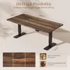 A product image showcasing a wooden standing desk with its dimensions and details about its features. It includes close-ups of the wood grain and icons representing water resistance and sectional composition. Anteprima dell’immagine prodotto