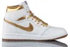 A side view of a white and gold Nike Air Jordan 1 Retro High sneaker. Podgląd zdjęcia produktu