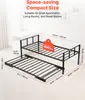 A black metal twin-size daybed with a trundle bed pulled out, shown in a room with a white nightstand. Dimensions and weight capacity are indicated with text overlays. Voir les images du produit