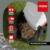 A garden shredder with a bag of wood chips, surrounded by grass and branches. Anteprima dell’immagine prodotto