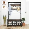 A hallway or entryway with a coat rack and shoe bench. Voir les images du produit