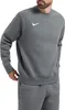 A man wearing a dark gray Nike pullover and matching sweatpants. Produktbild-Vorschau