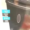 A close-up of a black shredder with labels indicating its capacity and size. Produktbild-Vorschau