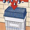 An illustration showing a product designed to absorb moisture, with water droplets falling onto it. Anteprima dell’immagine prodotto