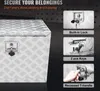 A close-up of a silver aluminum toolbox with a diamond plate pattern, featuring details about its lock and handle. Anteprima dell’immagine prodotto